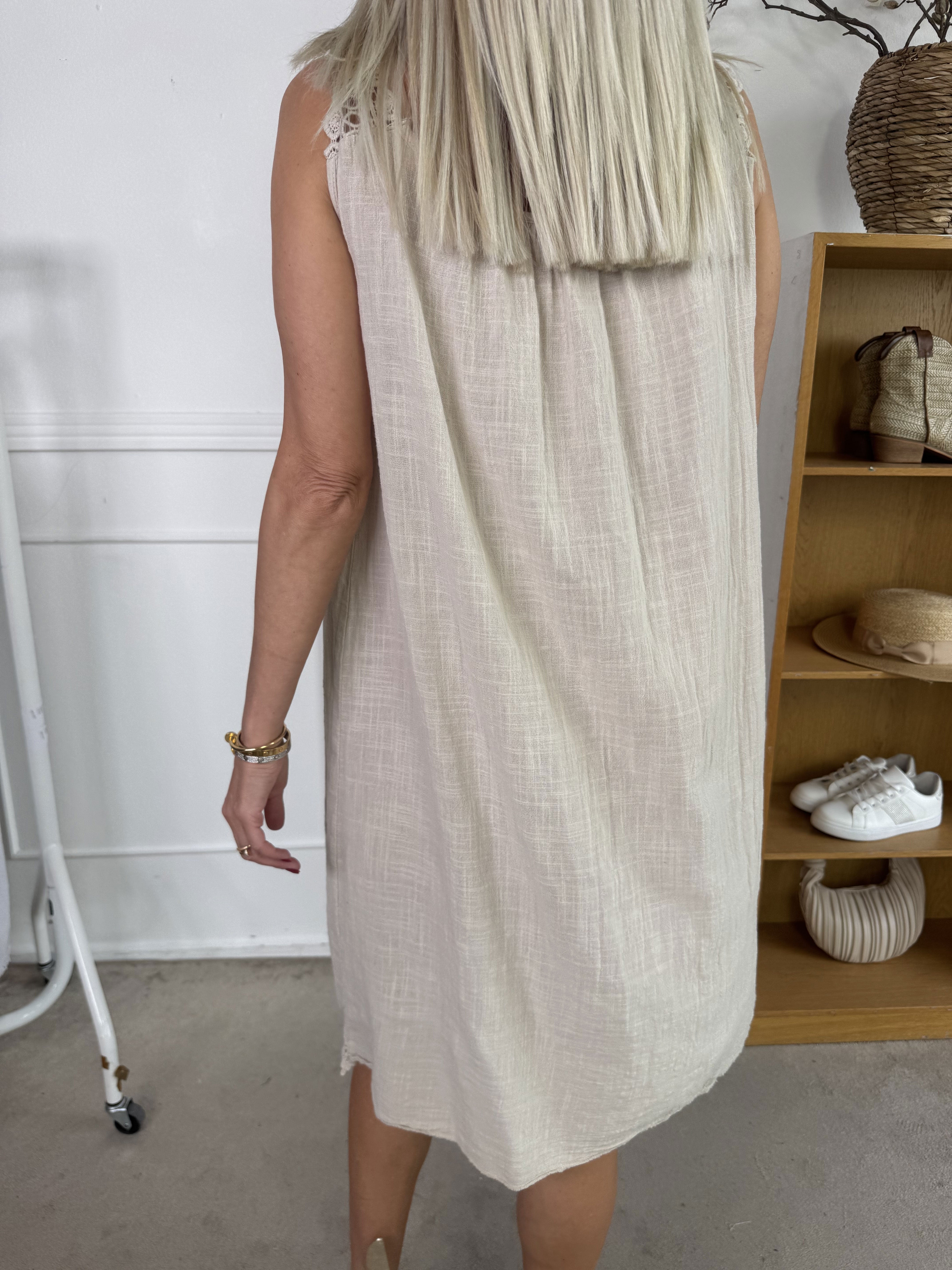 Zella - Sød sommerkjole i bomuld med broderet stropper